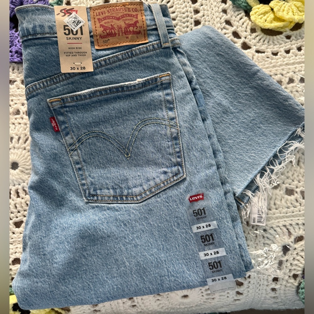 NWT Levi 501 skinny jeans 30 by 28. Button front.